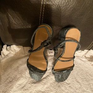 Kaari Blue Sz 7.5M Snake Print Sand NWOB😊😊